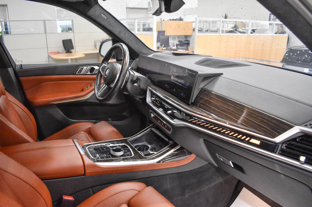 2023 BMW X7 M60i