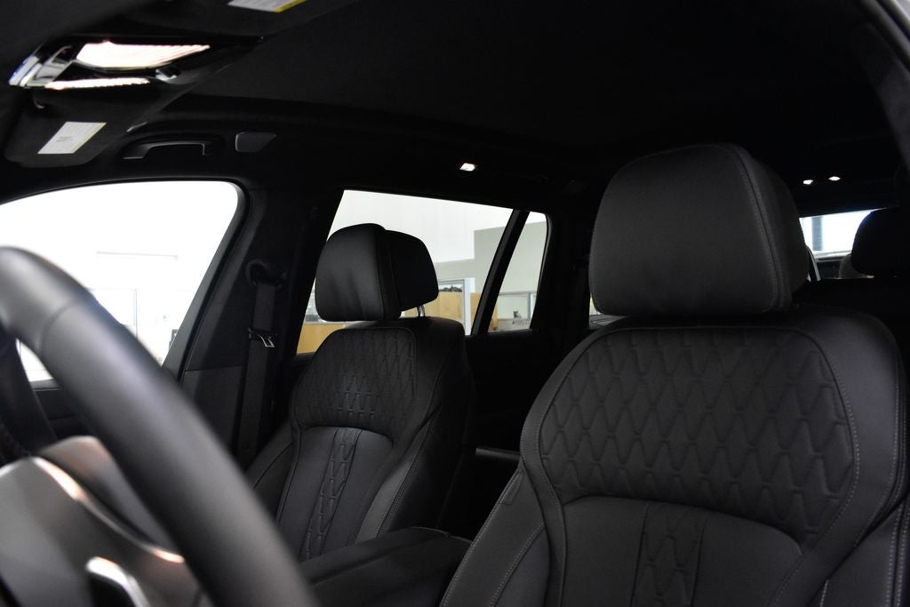 2025 BMW X7 M60i