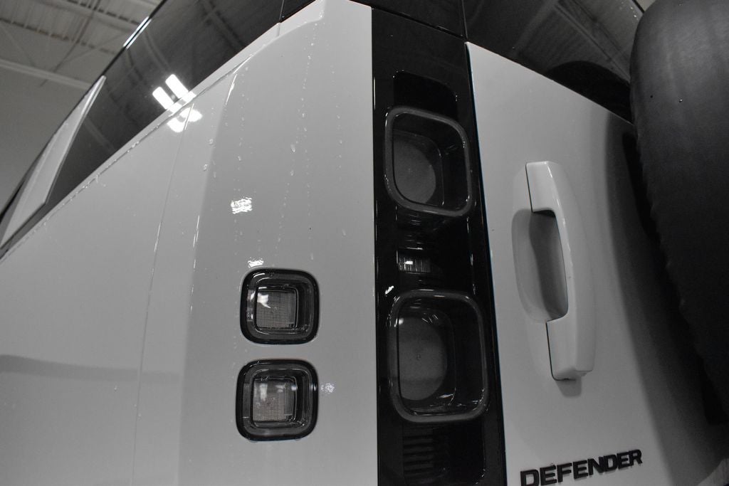 2025 Land Rover Defender 130 V8