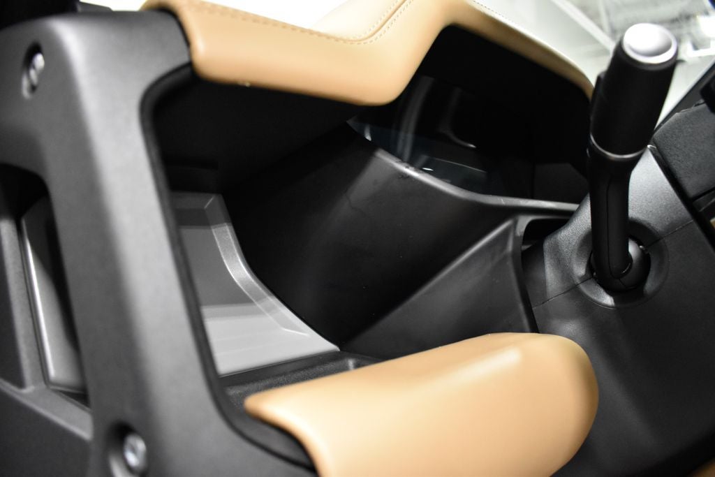 2025 Land Rover Defender 130 V8