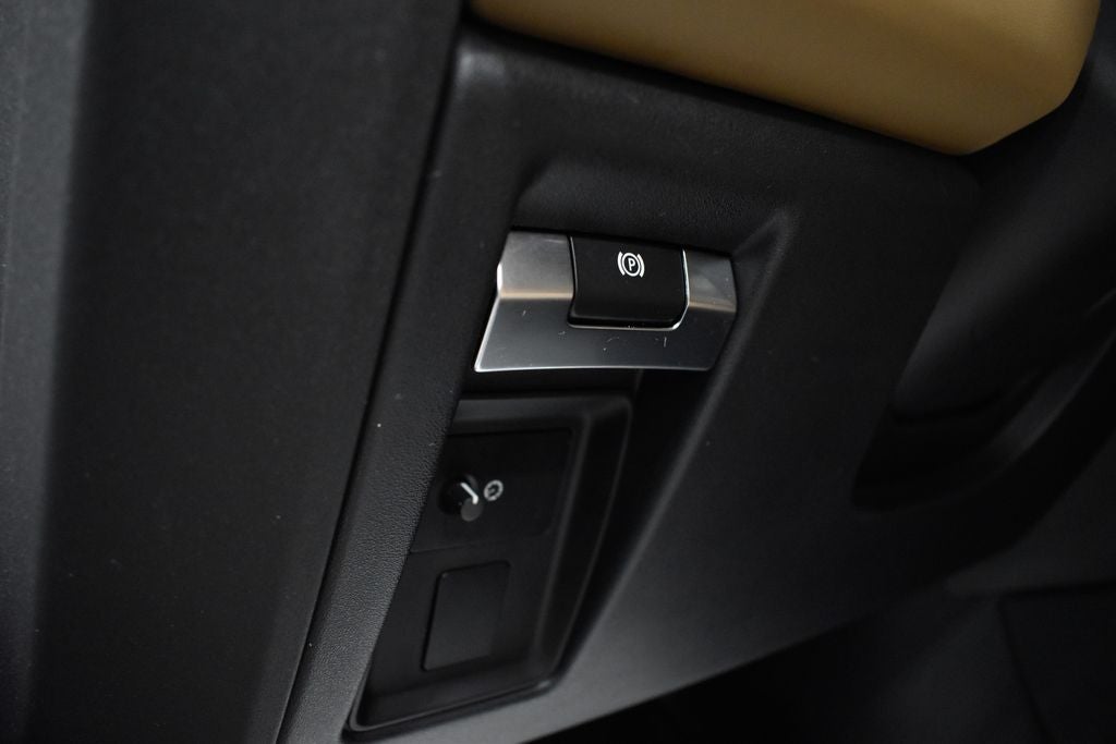 2025 Land Rover Defender 130 V8